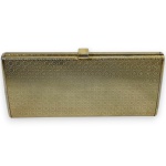 BOLSA CLUTCH CONFECCIONADA EM METAL DOURADO, FORRO INTERNO EM TECIDO ACAMURÇADO, MEDINDO 9 X 18 CM. TRATA-SE DE PEÇA SEMINOVA, PODENDO APRESENTAR SINAIS DE USO, MARCAS DO TEMPO, DESGASTES NATURAIS, PEQUENAS IMPERFEIÇÕES, RESTAUROS, REPAROS E/OU OUTRAS CARACTERÍSTICAS PRÓPRIAS DE SUA NATUREZA, USO E ESTADO DE CONSERVAÇÃO, NÃO SENDO TAIS ASPECTOS, POR SI SÓ, MOTIVO PARA DESCLASSIFICAÇÃO, CANCELAMENTO OU QUESTIONAMENTOS POSTERIORES, DEVENDO O ARREMATANTE CONSIDERAR TAIS CONDIÇÕES PREVIAMENTE À OFERTA E ARREMATAÇÃO. APRESENTA MARCAS DO USO E/OU TEMPO.