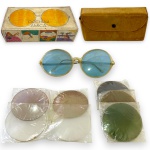 AMICA - ÓCULOS DE SOL COM LENTES INTERCAMBIÁVEIS, MADE IN ITALY, DÉCADA 1960, MODELO TWIGGY, ESTILO FASHION. EM SUA CAIXA ORIGINAL. VENDIDO NO ESTADO. TRATA-SE DE PEÇA SEMINOVA, PODENDO APRESENTAR SINAIS DE USO, MARCAS DO TEMPO, DESGASTES NATURAIS, PEQUENAS IMPERFEIÇÕES, RESTAUROS, REPAROS E/OU OUTRAS CARACTERÍSTICAS PRÓPRIAS DE SUA NATUREZA, USO E ESTADO DE CONSERVAÇÃO, NÃO SENDO TAIS ASPECTOS, POR SI SÓ, MOTIVO PARA DESCLASSIFICAÇÃO, CANCELAMENTO OU QUESTIONAMENTOS POSTERIORES, DEVENDO O ARREMATANTE CONSIDERAR TAIS CONDIÇÕES PREVIAMENTE À OFERTA E ARREMATAÇÃO.