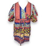 CONFECÇÕES RENEBE - BLUSA, DESIGN BOHO HIPPIE, CONFECCIONADA EM TECIDO MISTO COM PADRONAGEM FLORAL MULTICOLORIDA EM TONS DE AZUL, VERMELHO, AMARELO E BRANCO EM ESTILO PATCHWORK, DECOTE EM V, MANGAS CURTAS BUFANTES, CINTURA MARCADA POR FAIXA PARA AMARRAÇÃO, FECHAMENTO EM ZÍPER, TAMANHO 40. TRATA-SE DE PEÇA SEMINOVA, PODENDO APRESENTAR SINAIS DE USO, MARCAS DO TEMPO, DESGASTES NATURAIS, PEQUENAS IMPERFEIÇÕES, RESTAUROS, REPAROS E/OU OUTRAS CARACTERÍSTICAS PRÓPRIAS DE SUA NATUREZA, USO E ESTADO DE CONSERVAÇÃO, NÃO SENDO TAIS ASPECTOS, POR SI SÓ, MOTIVO PARA DESCLASSIFICAÇÃO, CANCELAMENTO OU QUESTIONAMENTOS POSTERIORES, DEVENDO O ARREMATANTE CONSIDERAR TAIS CONDIÇÕES PREVIAMENTE À OFERTA E ARREMATAÇÃO.