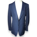 APA COLLEZIONI UOMO – PALETÓ CONFECCIONADO EM POLIVISCOSE, COR AZUL-MARINHO, TAMANHO 50 CURTO. APRESENTA FALTA DE BOTÕES. TRATA-SE DE PEÇA SEMINOVA, PODENDO APRESENTAR SINAIS DE USO, MARCAS DO TEMPO, DESGASTES NATURAIS, PEQUENAS IMPERFEIÇÕES, RESTAUROS, REPAROS E/OU OUTRAS CARACTERÍSTICAS PRÓPRIAS DE SUA NATUREZA, USO E ESTADO DE CONSERVAÇÃO, NÃO SENDO TAIS ASPECTOS, POR SI SÓ, MOTIVO PARA DESCLASSIFICAÇÃO, CANCELAMENTO OU QUESTIONAMENTOS POSTERIORES, DEVENDO O ARREMATANTE CONSIDERAR TAIS CONDIÇÕES PREVIAMENTE À OFERTA E ARREMATAÇÃO.