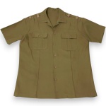 CAMISA CONFECCIONADA EM TECIDO MISTO, COR MARROM, MANGA CURTA, BOLSOS FRONTAIS EXTERNOS, TAMANHO M. TRATA-SE DE PEÇA SEMINOVA, PODENDO APRESENTAR SINAIS DE USO, MARCAS DO TEMPO, DESGASTES NATURAIS, PEQUENAS IMPERFEIÇÕES, RESTAUROS, REPAROS E/OU OUTRAS CARACTERÍSTICAS PRÓPRIAS DE SUA NATUREZA, USO E ESTADO DE CONSERVAÇÃO, NÃO SENDO TAIS ASPECTOS, POR SI SÓ, MOTIVO PARA DESCLASSIFICAÇÃO, CANCELAMENTO OU QUESTIONAMENTOS POSTERIORES, DEVENDO O ARREMATANTE CONSIDERAR TAIS CONDIÇÕES PREVIAMENTE À OFERTA E ARREMATAÇÃO.