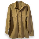 ZANON RIO - CAMISA CONFECCIONADA EM TECIDO MISTO, COR MARROM, MANGA LONGA, BOLSOS FRONTAIS EXTERNOS, TAMANHO M. TRATA-SE DE PEÇA SEMINOVA, PODENDO APRESENTAR SINAIS DE USO, MARCAS DO TEMPO, DESGASTES NATURAIS, PEQUENAS IMPERFEIÇÕES, RESTAUROS, REPAROS E/OU OUTRAS CARACTERÍSTICAS PRÓPRIAS DE SUA NATUREZA, USO E ESTADO DE CONSERVAÇÃO, NÃO SENDO TAIS ASPECTOS, POR SI SÓ, MOTIVO PARA DESCLASSIFICAÇÃO, CANCELAMENTO OU QUESTIONAMENTOS POSTERIORES, DEVENDO O ARREMATANTE CONSIDERAR TAIS CONDIÇÕES PREVIAMENTE À OFERTA E ARREMATAÇÃO.