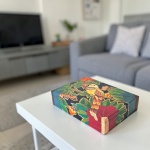 BELA CAIXA OBJETOS,  EXECUTADA EM MADEIRA RICAMENTE POLICROMADA, PINTADA À MÃO, MEDINDO 8 X 35 X 26 CM.