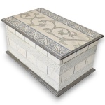 BELÍSSIMA CAIXA PORTA OBJETOS EXECUTADA EM MDF COM TRABALHO DE DECOUPAGE, MEDINDO 14 X 26 X 16 CM.