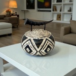 HOME STYLE BY CAMICADO - MARAVILHOSA CAIXA PORTA OBJETOS EXECUTADA EM RESINA RICAMENTE ORNADA COM MOTIVOS INDÍGENAS EM ALTO E BAIXO RELEVO, MEDINDO 17 X 18 CM. ACOMPANHA RESPECTIVA TAMPA COM PEGA REPRESENTANDO CHIFRE.