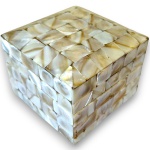 ELEGANTE PORTA OBJETOS, MADE IN INDIA, EXECUTADA EM MADEIRA COM DECORAÇÃO DE MOSAICO DE PLACAS DE ARTE EM MADREPÉROLA, MEDINDO 6 X 8 CM.