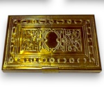 ENCANTADORA CAIXA PARA MAQUIAGENS, EXECUTADA EM METAL DOURADO RICAMENTE ORNADA POR ESPELHO PARA MAQUIAGEM, MEDINDO 13 X 8 CM.