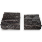DUO DE CAIXAS PORTA OBJETOS, EXECUTADAS EM MADEIRA E FORRAÇÃO COM PADRONAGEM CROCO, MEDINDO 8 X 20 X 20 CM E 6 X 18 X 18 CM. POSSUEM MARCAS DE TEMPO E/OU USO.