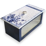 CAIXA PORTA JÓIAS PINTADA À MÃO, EXECUTADA EM MDF, COM FRENTE EM VIDRO PARA MELHOR VISUALIZAÇÃO DO INTERIOR, MEDINDO 10 X 22 X 12 CM.