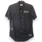 CAMISA MANGA CURTA, CONFECCIONADA EM TECIDO 100% ALGODÃO, TAMANHO XL. TRATA-SE DE PEÇA SEMINOVA, PODENDO APRESENTAR SINAIS DE USO, MARCAS DO TEMPO, DESGASTES NATURAIS, PEQUENAS IMPERFEIÇÕES, RESTAUROS, REPAROS E/OU OUTRAS CARACTERÍSTICAS PRÓPRIAS DE SUA NATUREZA, USO E ESTADO DE CONSERVAÇÃO, NÃO SENDO TAIS ASPECTOS, POR SI SÓ, MOTIVO PARA DESCLASSIFICAÇÃO, CANCELAMENTO OU QUESTIONAMENTOS POSTERIORES, DEVENDO O ARREMATANTE CONSIDERAR TAIS CONDIÇÕES PREVIAMENTE À OFERTA E ARREMATAÇÃO.