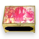 CAIXA PORTA JÓIAS, EXECUTADA EM METAL DOURADO, ORNADA COM ESPELHO NO VERSO DA TAMPA, INTERIOR AVELUDADO, MEDINDO 4 X 9 X 7 CM.