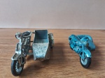 Lote com 2 miniaturas de moto antigas fabricadas pela Matchbox Lesney na década de 70, uma Sunbeam 1914 e um Triumph T110 em escala reduzida.Se necessário solicitar mais fotos, vídeos ou perguntas para análise . Lembre-se de questionar sobre todas as dúvidas até o dia anterior ao dia do pregão ao vivo!Dúvidas devem ser enviadas via WhatsApp (24) 992260836 Grato