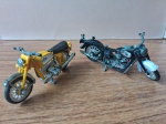 Lote com 2 motos antigas e colecionáveis em die cast, uma BMW K75 e uma Harley Davidson, fabricadas nos anos 70 pela Zylmex!Se necessário solicitar mais fotos, vídeos ou perguntas para análise . Lembre-se de questionar sobre todas as dúvidas até o dia anterior ao dia do pregão ao vivo!Dúvidas devem ser enviadas via WhatsApp (24) 992260836 Grato
