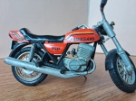 Lote com 1 moto Kawasaki 750 colecionável em Die cast, escala 1/15 fabricada pela Polistil nos anos 70!!Se necessário solicitar mais fotos, vídeos ou perguntas para análise . Lembre-se de questionar sobre todas as dúvidas até o dia anterior ao dia do pregão ao vivo!Dúvidas devem ser enviadas via WhatsApp (24) 992260836 Grato
