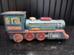 Lote composto por Locomotiva de lata Litografada antiga, modelo "Western Choo-Choo train" medindo 31 cm, com o motor funcionando,em bom estado de conservação!!!Se necessário solicitar mais fotos, vídeos ou perguntas para análise . Lembre-se de questionar sobre todas as dúvidas até o dia anterior ao dia do pregão ao vivo!Dúvidas devem ser enviadas via WhatsApp (24) 992260836 Grato