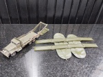 Lote composto por antigo caminhão militar em Die cast fabricado pela Dinky toys  nos anos 60 modelo "ponte rolante" completo com a ponte e os botes infláveis!Se necessário solicitar mais fotos, vídeos ou perguntas para análise . Lembre-se de questionar sobre todas as dúvidas até o dia anterior ao dia do pregão ao vivo!Dúvidas devem ser enviadas via WhatsApp (24) 992260836 Grato