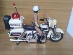 Lote com antiga Moto policial de brinquedo Motorcycle Police Jumbo em escala gigante 1/6, medindo 40 cm .Item vendido no estado,por favor observem bem as fotos antes de dar o lance e qualquer dúvidas ou mais fotos por gentileza entrar em contato no número (24)992260836 telefone e whatsapp