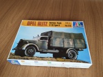 kit de plastimodelismo Opel Blitz, escala 1/35 ,fabricado pela Revell,faltam peças das figuras(bonecos), caminhão completo ,instrução e decais.Por favor observem bem as fotos antes de dar o lance e qualquer dúvidas ou mais fotos por gentileza entrar em contato no número (24)992260836 telefone e whatsapp