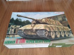 Kit de Plastimodelismo German E100 Super Heavy Tank, fabricado pela Dragon,completo, bags lacrados,instrução e decais Por favor observem bem as fotos antes de dar o lance e qualquer dúvidas ou mais fotos por gentileza entrar em contato no número (24)992260836 telefone e whatsapp