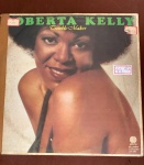 DISCO DE VINIL ,ROBERTA KELLY CROUBLE MAKER CAPA COM ADESIVO,CONSERVADO ,NAO NOS RESPONSBIZAMOS POR PEQUENO RISCO