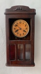 ANTIGO RELOGIO DE PAREDE MARCA JUNGHANS DE ORIGEM ALEMA, FUNCIONANDO, FALTANDO O VIDRO , CAIXA DE MADEIRA CONSERVADA. TIRE TODAS AS DUVIDAS ANTES DO LEILAO.