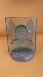 ESCULTURA DE VIDRO PRENSADO NO FORMATO DE UM ANJO QUERUBIM, COM BASE DE MARMORE, CONSERVADO