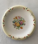 LINDO PRATO DECORATIVO DE PAREDE COM SUPORTE, EM PORCELA DECORADO COM FLORES, TEM BICADO NA PARTE DE TRAS VEJA FOTO, 