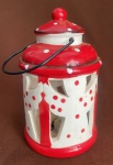 LANTERNADE CERAMICA VAZADA COM TEMA NATALINO EM BRANCO E VERMELHO, A VELA ELETONICA ESTA FUNCIONANDO, CONSERVADA