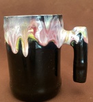 LINDA CANECA DE CERAMICA VITRIFICADA COM EFEITO DECORATIVO DE ESMALTE ESCORRIDO9DROP GLAZE),DECADA DE 50, 