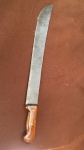 GRANDE FACAO EM METAL E CABO DE MADEIRA , 49 CM CNSERVADO
