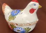 LINDA GALINHA PORTA OVOS EM CERAMICA DECORADA COM FLORES PINTADAS A MAO ,20 CM CONSERVADA