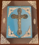 CRUCIFIXO E  CRISTO DE METAL BASE DE VIDRO AZUL COM FLORES VAZADAS , MODURA DE MADEIRA, PARTE DE TRAS COM LUZES QUE ATRAVESAM AS FLORES, PARTE ELETRICA FORRADA COM PAPELAO, CONSERVADA
