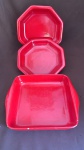 CONJUNTO DE CERAMICA , DOIS PRATOS FUNDOS OITAVADOS E UMA TRAVESSA QUADRADA, VERMELHO CONSERVADOS