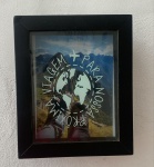 QUADRO PORTA ECONOMIAS PARA VIAGEM, COM MOLDURA DE MADEIRA E VIDRO, CONSERVADO