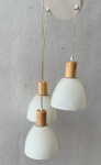 LUMINARIA DE TETO PENDENTE, TRIPLO COM TRES CUPULAS DE VIDRO FOSCO, CONSERVADO
