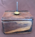 LINDO FARINHEIRO DE MADEIRA COM COLHER, CONSERVADA