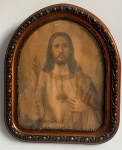MOLDURA DE MADEIRA ENTALHADA, COM IMAGEM DE CRISTO E VIDRO NO CENTRO, CONSERVADA57CM ALTURA