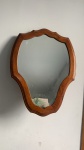 ESPELHO COM MOLDURA DE MADEIRA FORMATO DE BRASAO, 57 CM CONSERVADO