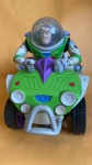 BONECO BUZZ LIGHTYEAR NO QUADRICICLO, A PILHA, NÃO FOI TESTADO EM MUITO BOM ESTADO DE CONSERVAÇÃO, MEDINDO 30X25CM, QUALQUER DUVIDA TIRAR ANTES DO LEILÃO
