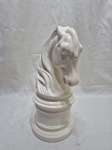 Linda escultura na forrma de cavalo em porcelana branca. Medindo 13cm de base x 30cm de altura.
