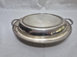 Legumeira oval em prata 90 EPNS, borda perolada. Medindo a maior 27cm x 20cm x 4,5cm de altura. Arranhada por dentro. A tampa pode ser utilizada como travessa.