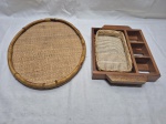 Lote de travessa oval em bambu com palhinha trançada e suporte em madeira com cesta de pão. Medindo a bandeja 38cm x 30,5cm.