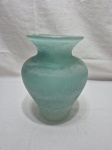 Lindo vaso floreira bojudo em vidro acidato azul. Medindo 15cm de bojo x 23cm de altura.