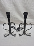 Par de abajur de mesa em metal trabalhado. Medindo 22cm de altura.