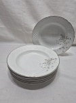 Jogo de 6 pratos fundos de massa, sopa em porcelana Beatriz, floral, relevos na borda e friso prata. Medindo 23cm de diâmetro. Desgaste no friso.