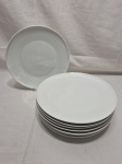 Jogo de 8 pratos rasos de mesa em porcelana Schmidt branca. Medindo 26cm de diâmetro.