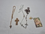 Lote sacro de 3 terços, santinho e crucifixo.