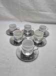 Jogo de 6 xícaras de café em porcelana com suporte e pires em metal. Medindo 5cm x 5cm de altura.