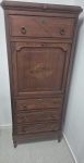 Lindo e antigo armário secretário em madeira, com tampo repartido, 4 gavetas externas, 3 gavetas internas. Necessita de um puxador e da fechadura. Medindo 68cm x 36cm x 162cm de altura. Este lote não pode ser enviado por Correios.