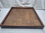 Grande bandeja quadrada em madeira. Medindo 54cm x 54cm x 6cm de altura.